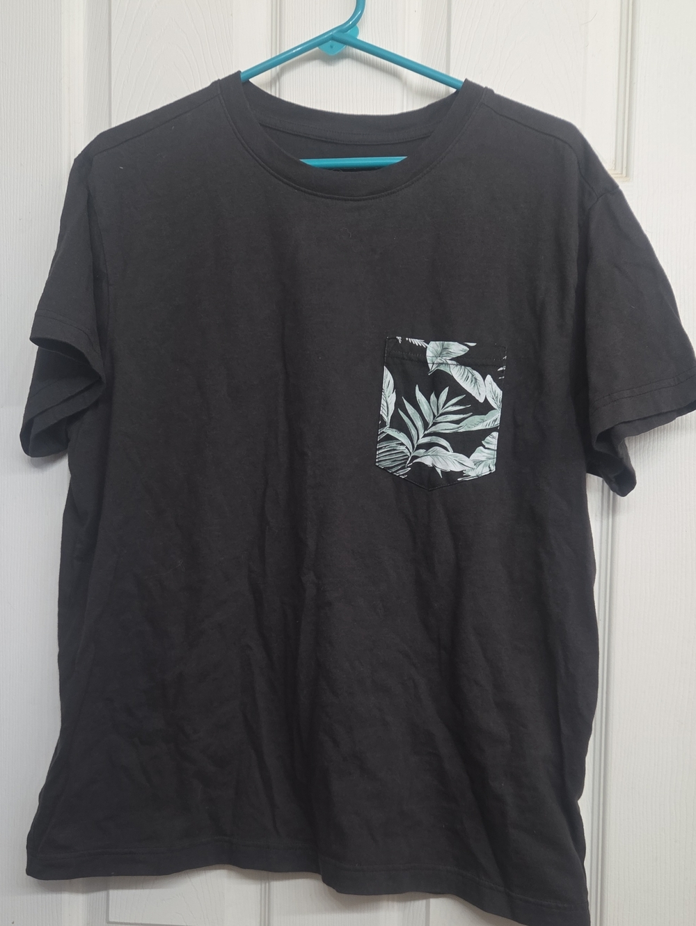Original Use Black Short Sleeve Tee with Leaf-Print Pocket